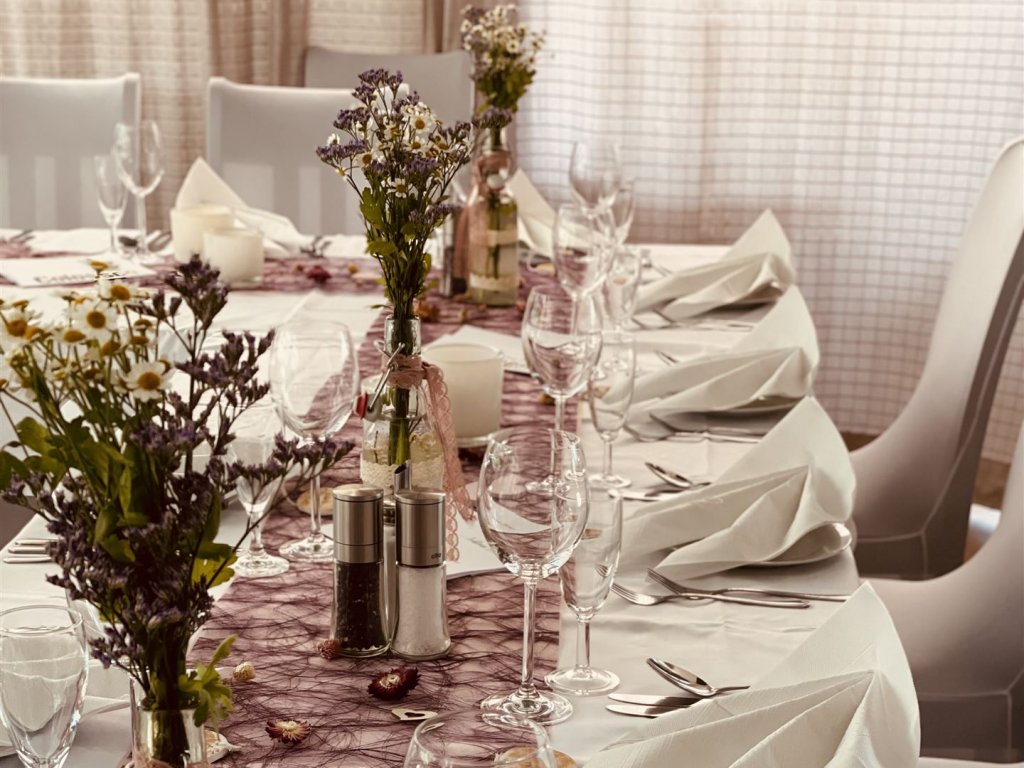 festlich eingedeckter Tisch