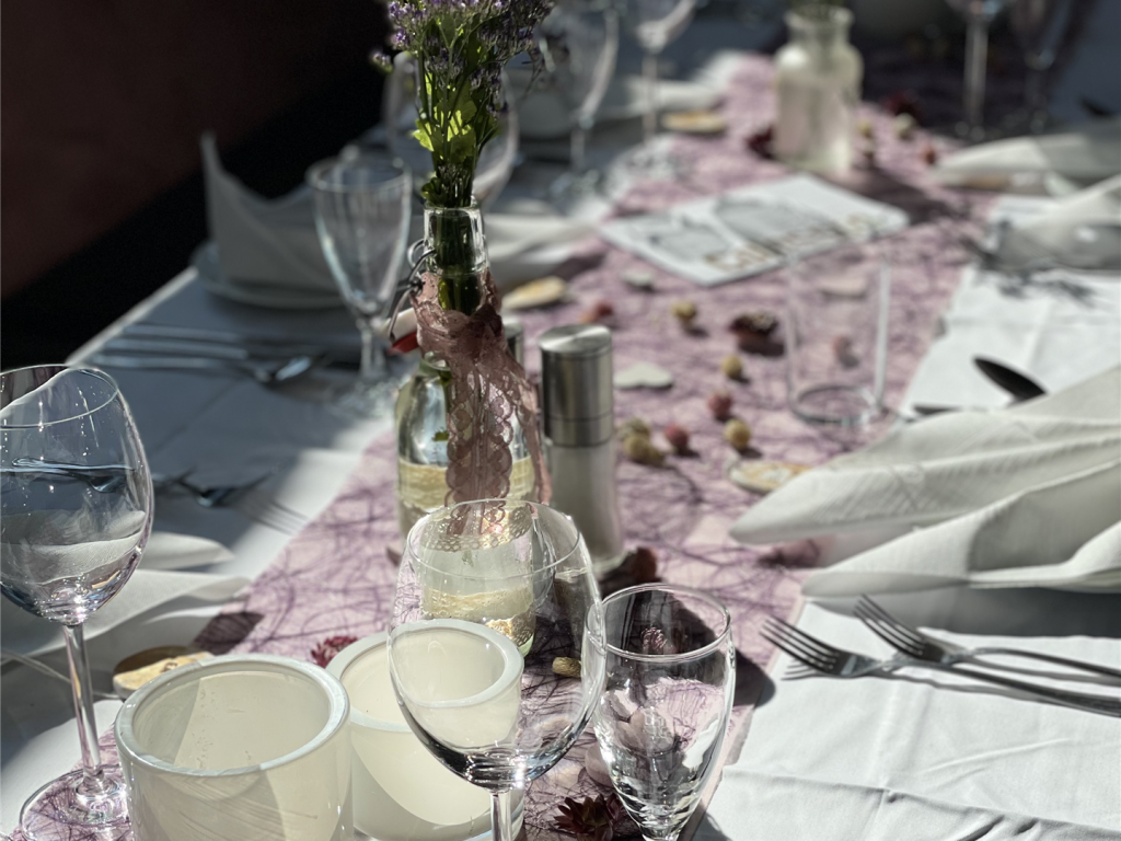 festlich eingedeckter Tisch