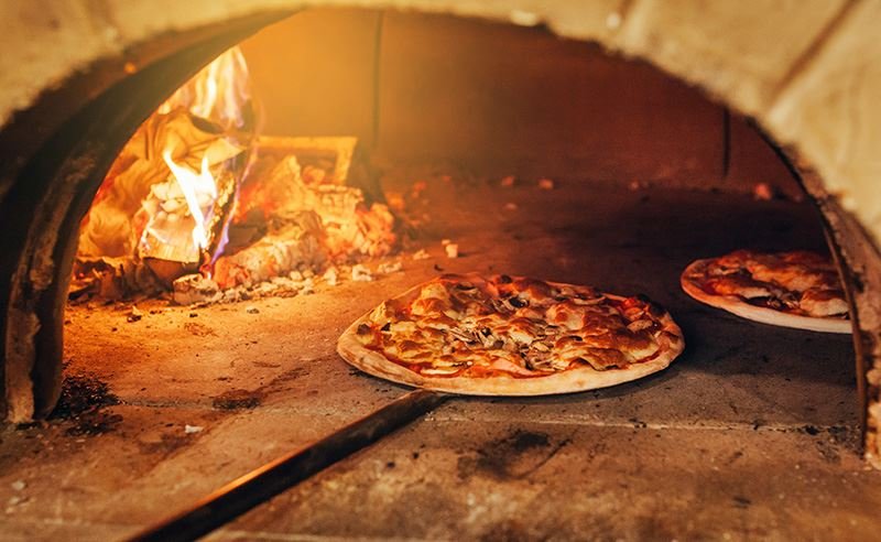 Pizza im Steinofen